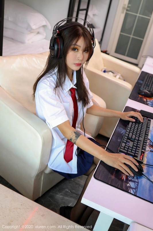[Xiuren秀人网] 2020.08.19 NO.2461 不良校花网瘾少女 - emily顾奈奈